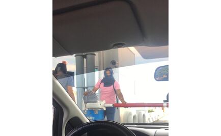 Jóvenes encapuchados toman caseta en Cuernavaca