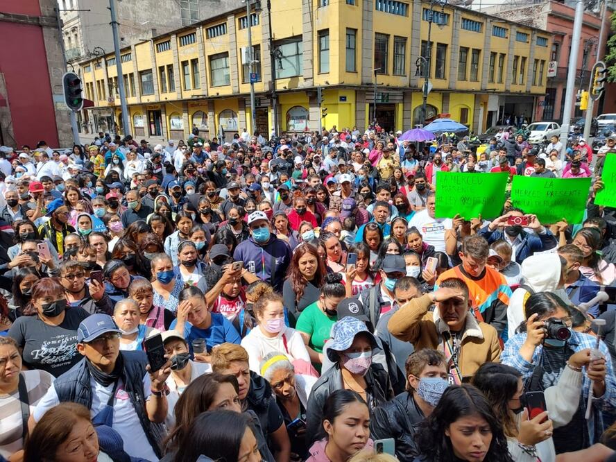 Foto: Especial/ EL UNIVERSAL/ Los comerciantes que se reunieron a las afueras del Congreso, armaron la fiesta con carpas y bocinas en el cruce de las calles de Donceles y Allende.
