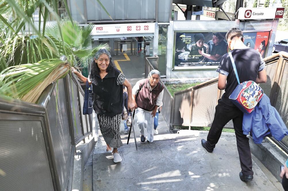 A pesar de que se ayudan del barandal, mujeres de la tercera edad tienen dificultad para subir las escaleras, ya que hacen un esfuerzo mayor. Foto/DIEGO SIMÓN. EL UNIVERSAL