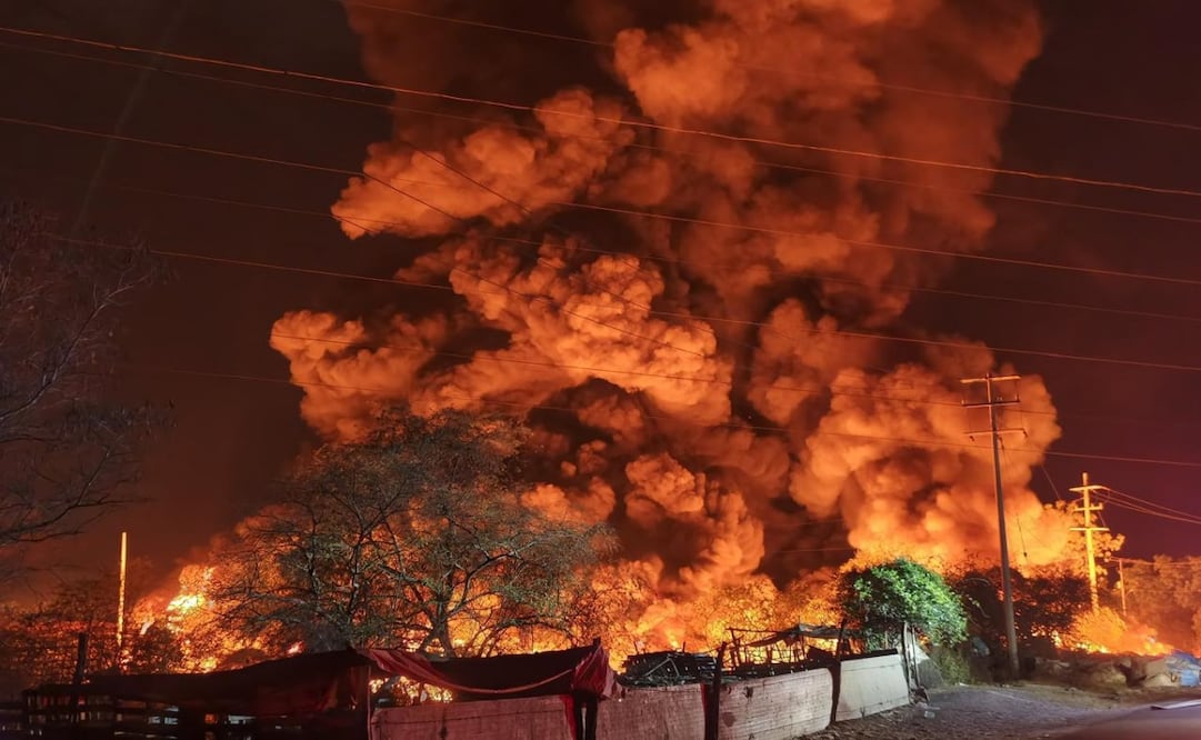 Voraz incendio consume bodega de reciclaje. Foto: Especial