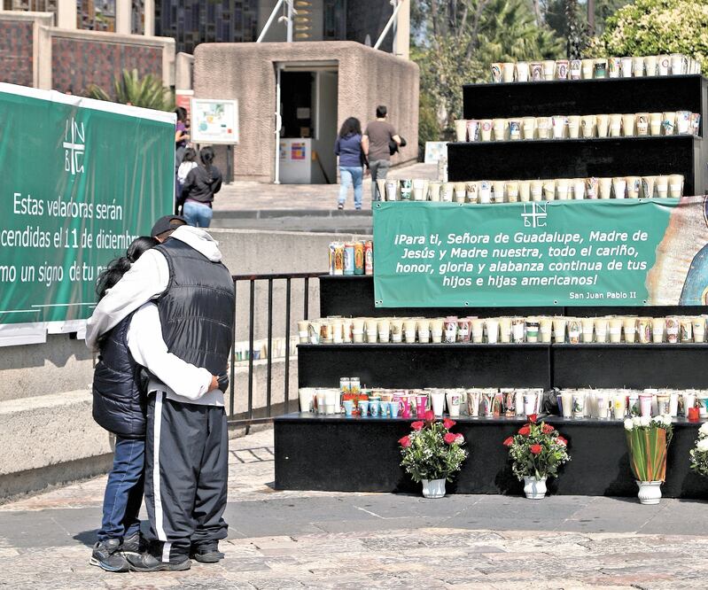 Devotos guadalupanos dejan veladoras que serán encendidas el 11 y 12 de diciembre para evitar aglomeraciones en los festejos de la virgen. CARLOS MEJÍA. EL UNIVERSAL