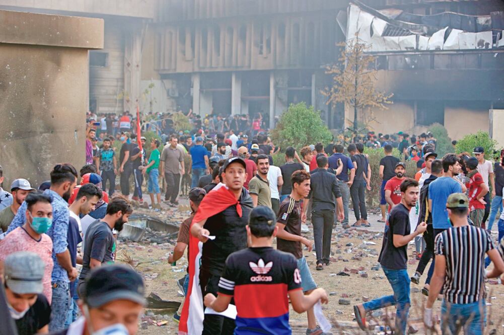 Manifestantes quemaron ayer el consulado de Irán en Basora, como parte de las protestas en las que exigen mejores servicios públicos. Foto: NABIL AL-JURANI. AP