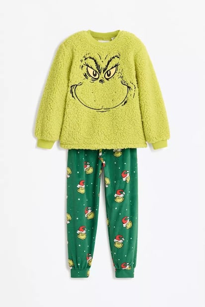 Pijama afelpada del Grinch de Lefties, perfecta para días invernales. Foto: Especial
