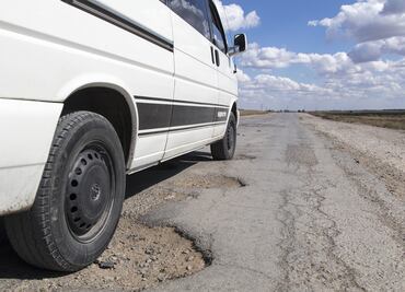 5 daños que producen los baches a tu auto