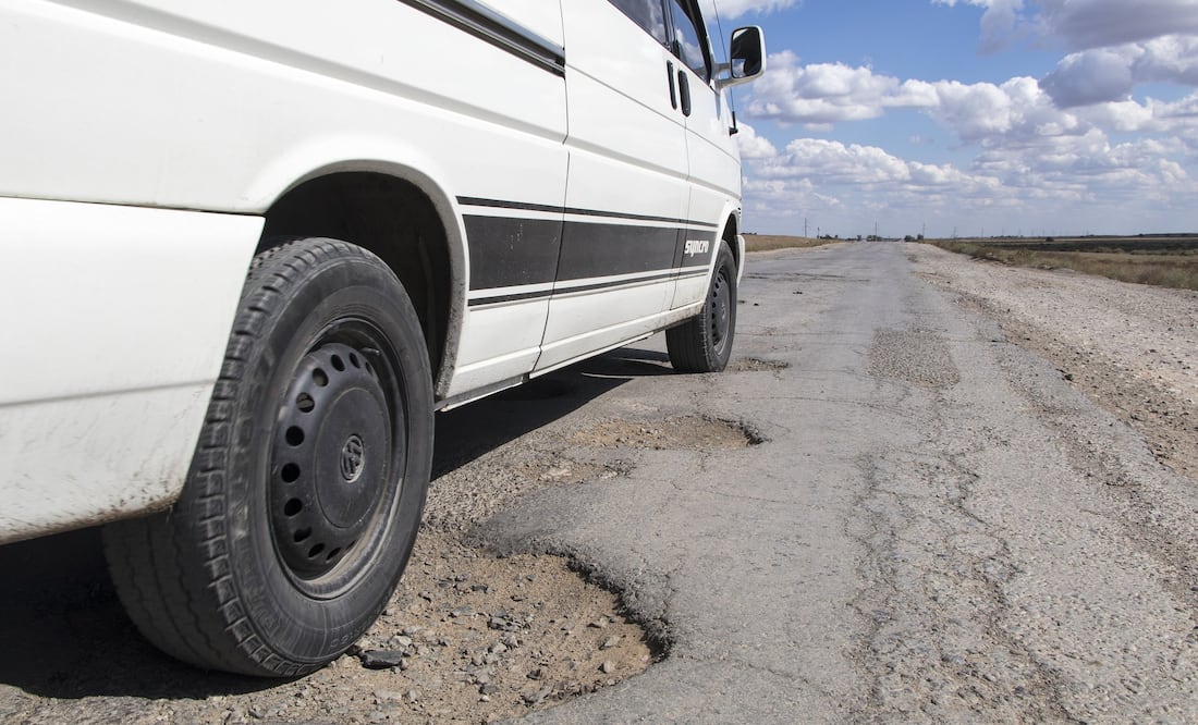 5 daños que producen los baches a tu auto
