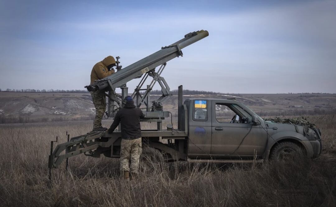 Soldados ucranianos de la 56ta Brigada de Infantería Motorizada de Mariupol se aprestan a lanzar cohetes hacia posiciones rusas cerca de Bajmut, región de Donetsk. Foto: AP