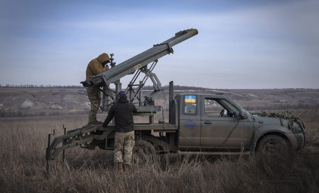 Soldados ucranianos de la 56ta Brigada de Infantería Motorizada de Mariupol se aprestan a lanzar cohetes hacia posiciones rusas cerca de Bajmut, región de Donetsk. Foto: AP