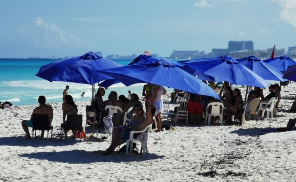 Vuelven visitantes a playas de Cancún; reabren accesos con restricciones