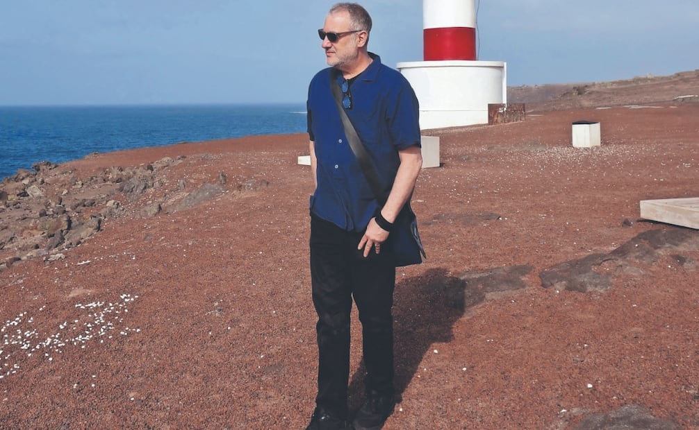 El artista, durante una visita que hizo este año al Faro de Punta Sardina en la isla de Gran Canaria. Foto: Spencer Tunick