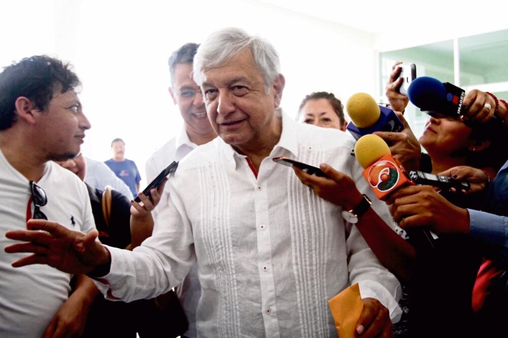 Andrés Manuel López Obrador aseguró que solamente ha tenido encuentros privados con empresarios, pero enviados de la Secretaría de Gobernación, dice, se cuelan a los encuentros para obtener información (CUAUHTÉMOC MORENO. EL UNIVERSAL)