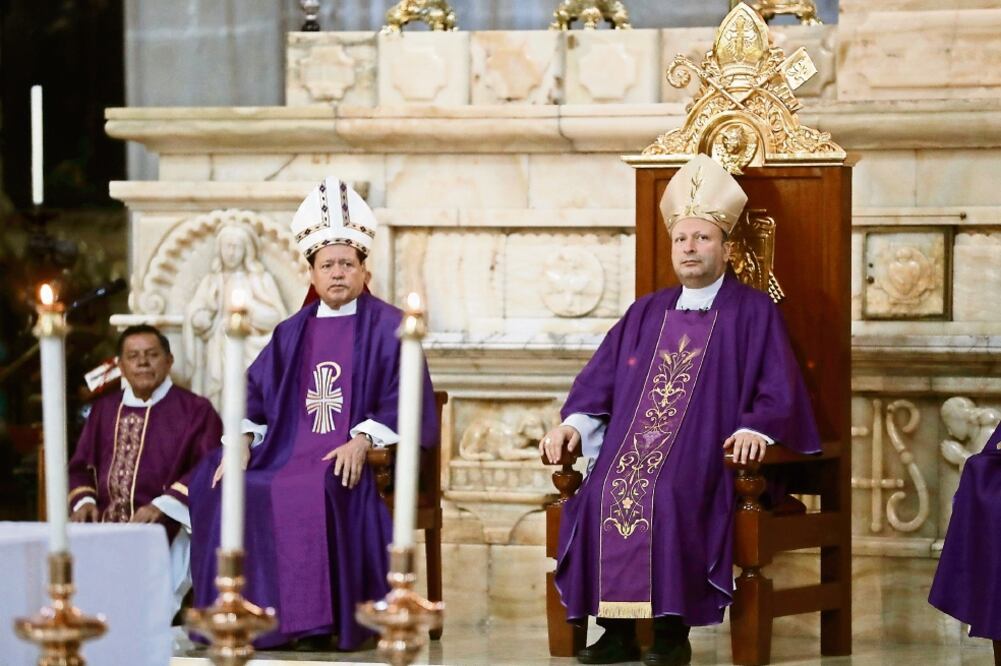 El cardenal Norberto Rivera y el nuncio apostólico de México, Franco Coppola, ayer en la Catedral Metropolitana (LUIS CORTÉS. EL UNIVERSAL)