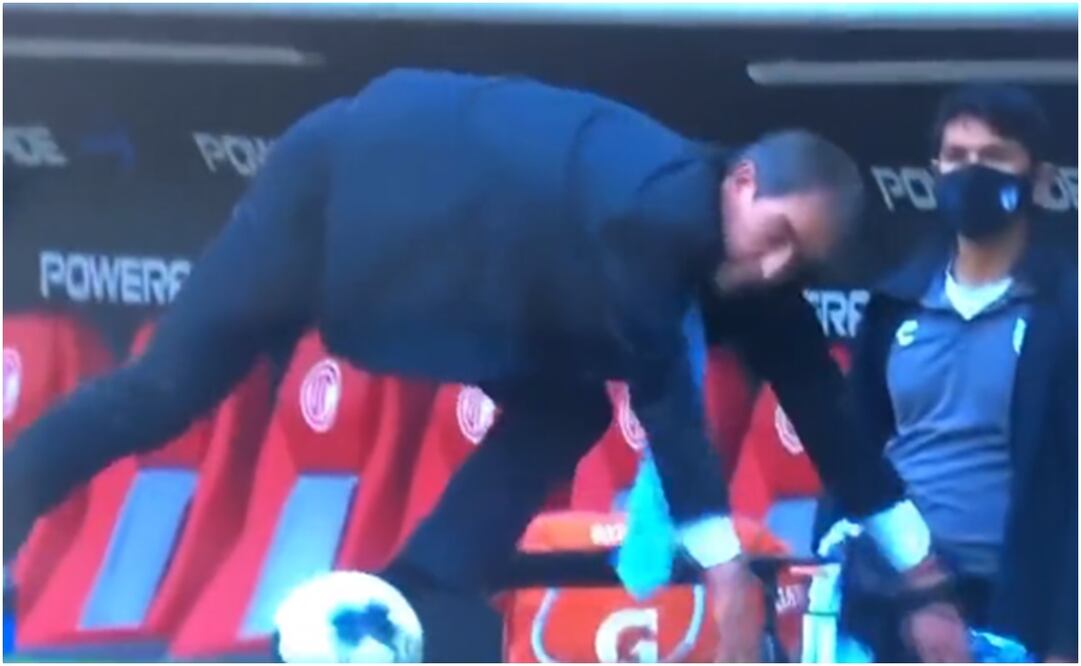 VIDEO: Guillermo Almada, técnico de Pachuca, se enoja por  sufrir una ‘chusca’ caída / FOTO: ESPECIAL