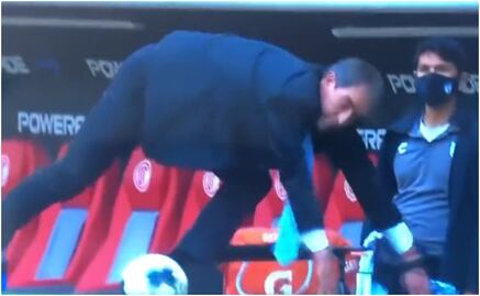 VIDEO: Guillermo Almada, técnico de Pachuca, se enoja por sufrir una ‘chusca’ caída