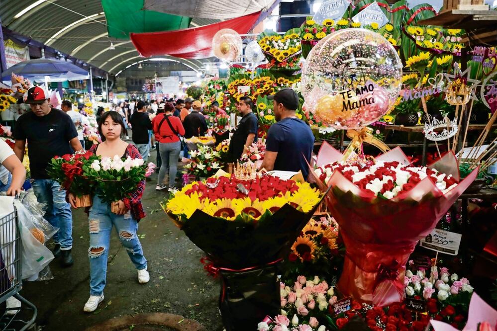 Los pasillos del mercado de Jamaica lucen repletos de visitantes, quienes aún pueden comprar más barato un ramo o arreglo floral.