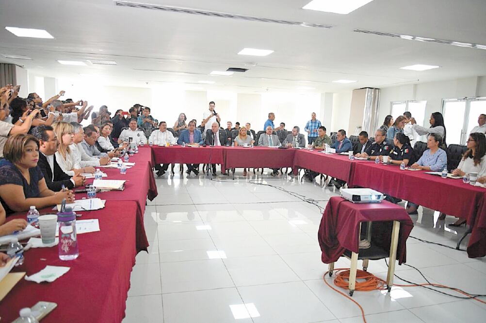 El encuentro entre los 20 diputados y los integrantes de la mesa de seguridad del gabinete del Ejecutivo estatal fue a puerta cerrada; se dio a conocer el trabajo jurídico, operativo y de inteligencia que realizan diariamente.