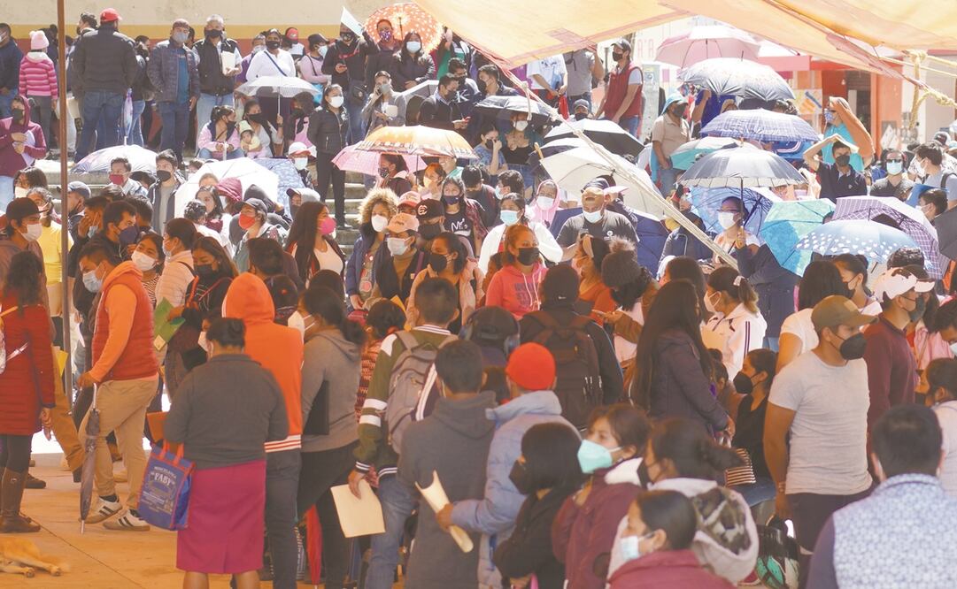 El desorden marcó la jornada en Tlaxiaco, donde la gente se aglomeró en filas enormes. Foto: Edwin Hernández. El Universal