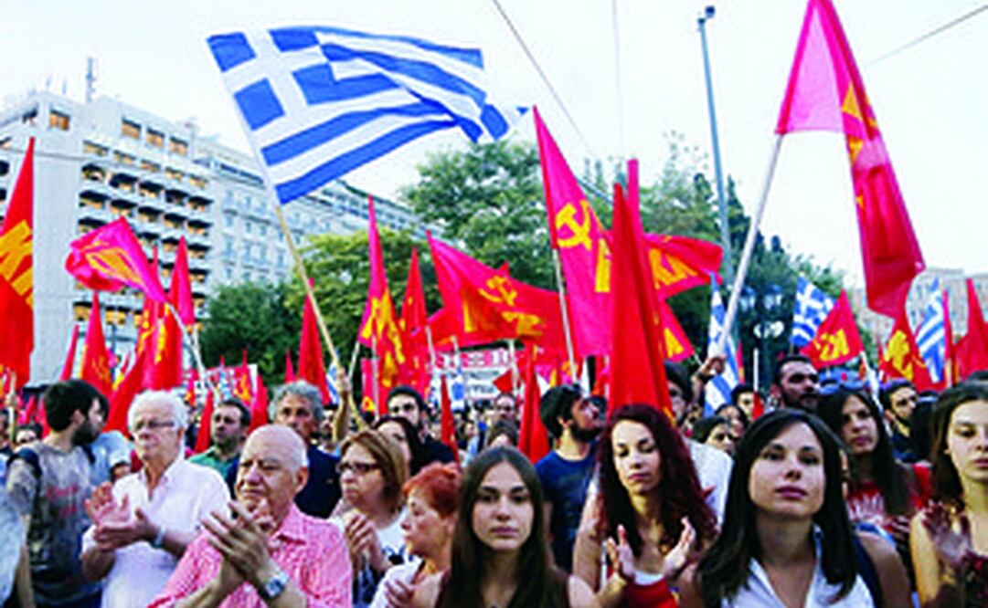 Miembros del Partido Comunista griego (KKE) ondean banderas durante una protesta en contra de las políticas de austeridad, en la plaza Syntagma, ayer, en el centro de Atenas  Foto: AP