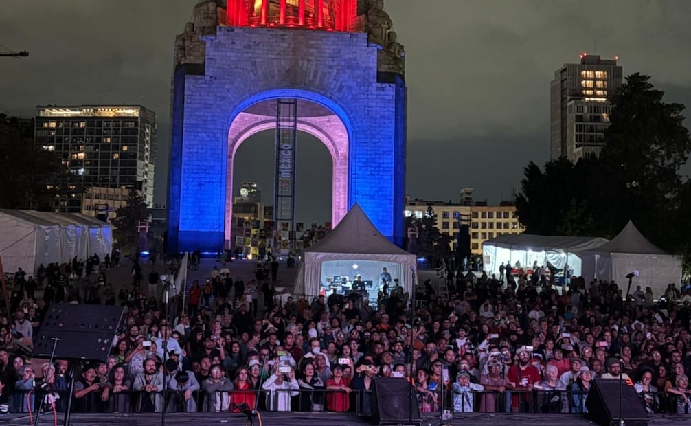 Conmemoración del 65 aniversario de la Victoria de Playa Girón en el Monumento a la Revolución iluminado con los colores de la bandera cubana. Foto: Embajada de Cuba / EL UNIVERSAL