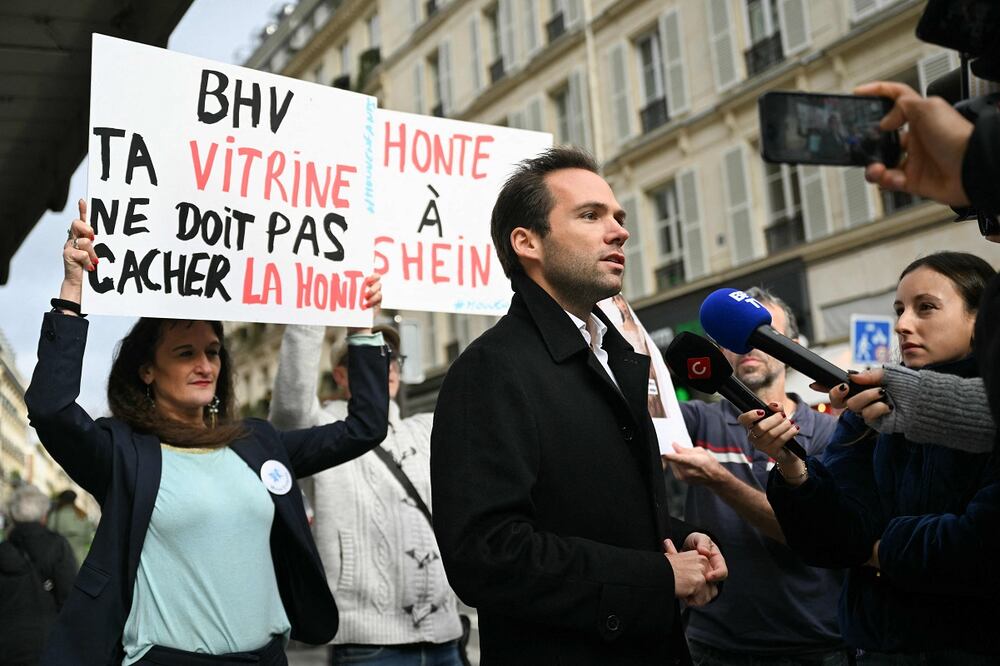Activistas protestan frente a una tienda departamental, en París, en contra de la violencia infantil, despupes de que se revelara que Shein vende en su plataforma muñecas sexuales "con apariencia infantil". FOTO: JULIE SEBADELHA. AFP