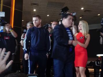 El Canelo uniforma a sus colaboradores con su apodo