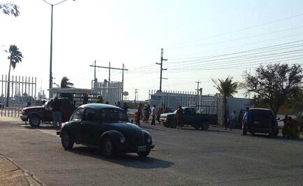 Ex trabajadores bloquean acceso a refinería de Pemex en Oaxaca