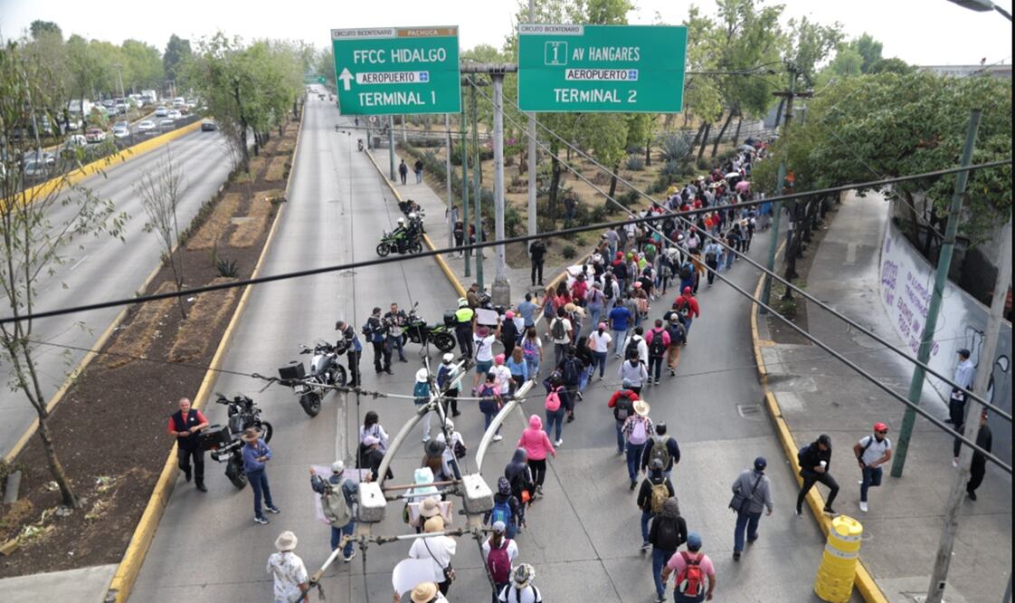 Maestros de la CNTE acuden a manifestarse a las inmediaciones de la Terminal 2 del Aeropuerto Internacional de la Ciudad de México, el 23 de mayo de 2025. Foto: Carlos Mejía/EL UNIVERSAL