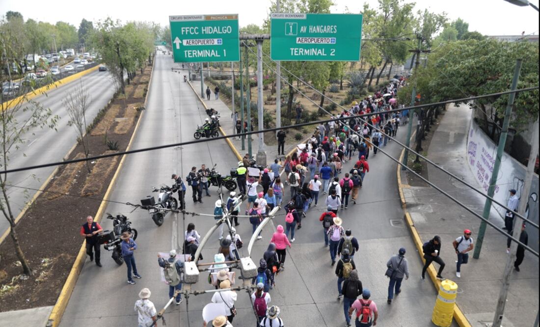 Maestros de la CNTE acuden a manifestarse a las inmediaciones de la Terminal 2 del Aeropuerto Internacional de la Ciudad de México, el 23 de mayo de 2025. Foto: Carlos Mejía/EL UNIVERSAL