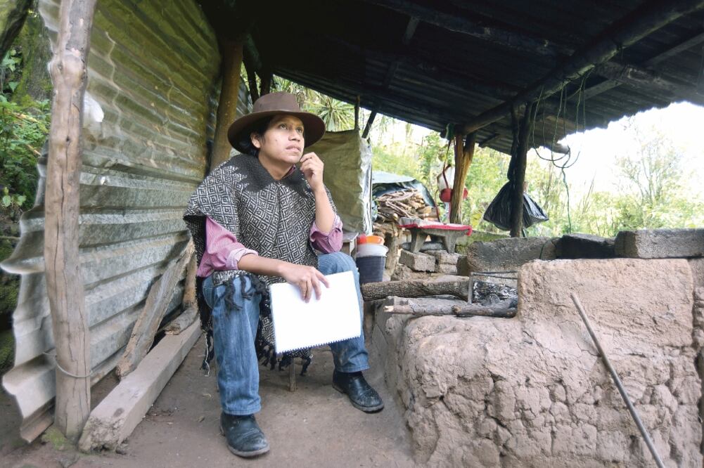 Hubert Martínez Calleja traslada a poemas las historias y las situaciones de la vida cotidiana de su pueblo, Zilacayota, Guerrero. (SALVADOR CISNEROS. EL UNIVERSAL)