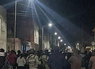 Habitantes en Tlaxcala intentar linchar a menor y su padre acusados de querer raptar a una niña; incendian su camioneta