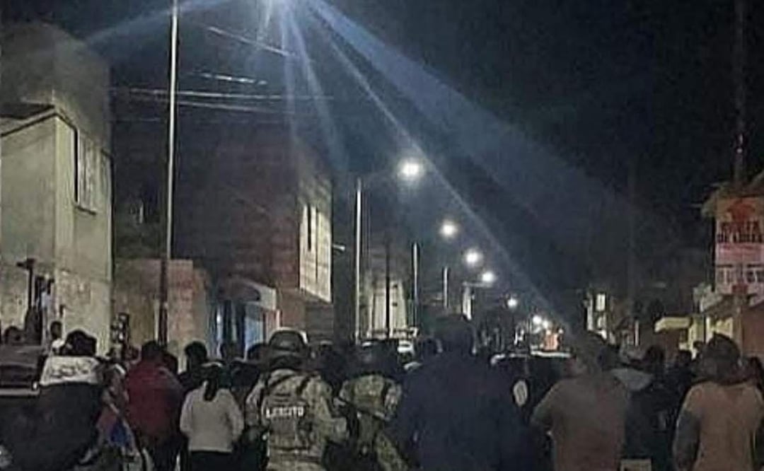 Militares en San Pablo del Monte, rescatan a las víctimas y las dejan a resguardo de la Dirección de Seguridad Pública de Hidalgo para evitar ser linchados (05/04/2025). Foto: Especial