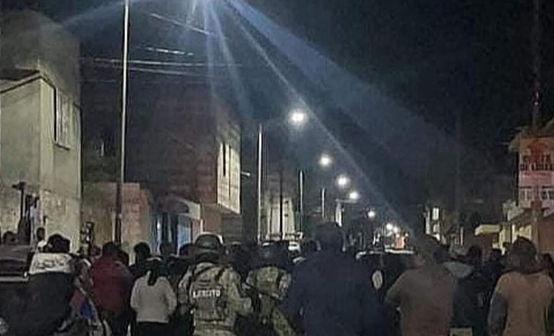 Militares en San Pablo del Monte, rescatan a las víctimas y las dejan a resguardo de la Dirección de Seguridad Pública de Hidalgo para evitar ser linchados (05/04/2025). Foto: Especial