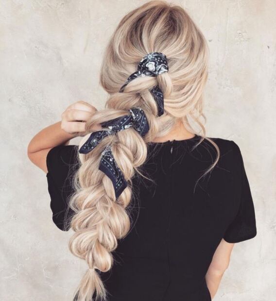 ¡Adiós diademas XL! Mascadas y pañuelos para peinados ganadores