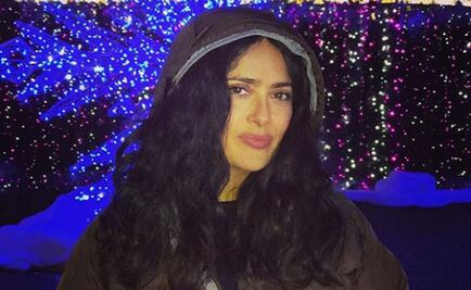 Salma Hayek luce sus curvas en traje de baño 