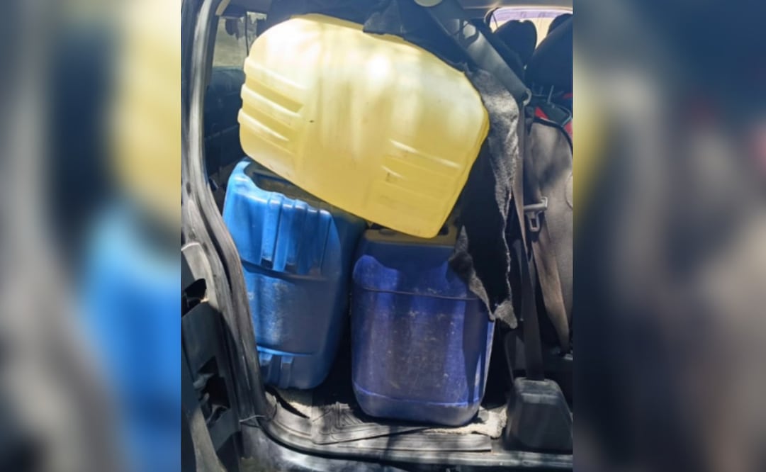 Caen dos personas con mil 200 litros de combustible en Ixmiquilpan, Hidalgo; no acreditaron su origen.
Foto: Especial.