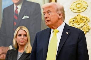 Irán aspira a la libertad y EU está "listo para ayudar", afirma Trump; ha advertido que podría ordenar ataques militares