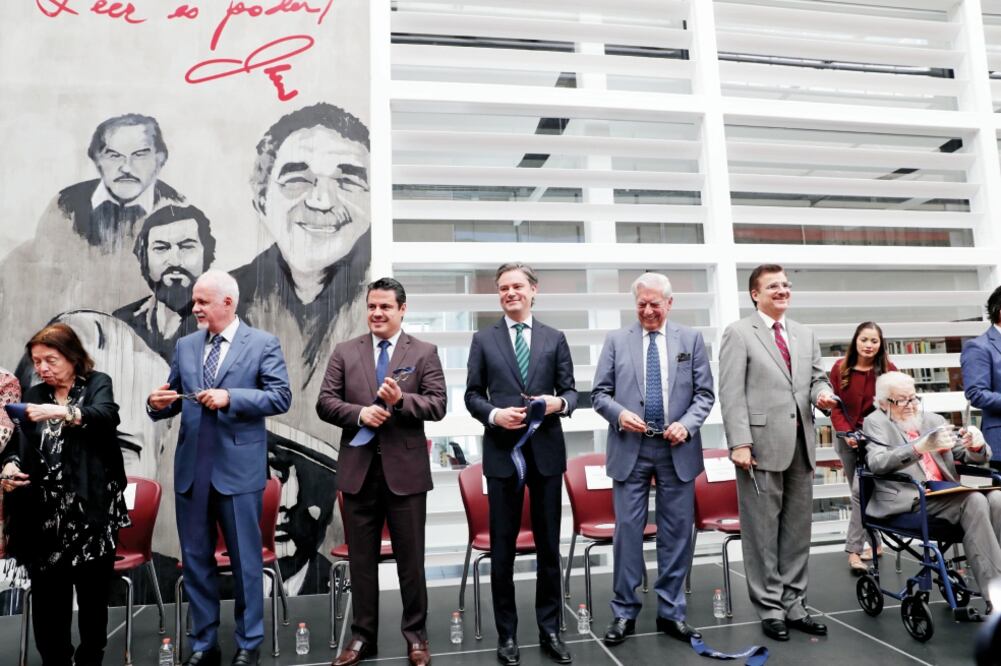 Nélida Piñón, Raúl Padilla, Aristóteles Sandoval, Aurelio Nuño, Mario Vargas Llosa, Tonatiuh Bravo y Fernando del Paso, en la la Biblioteca Pública del Estado “Juan José Arreola” que administra la Universidad de Guadalajara (JUAN BOITES. EL UNIVERSAL)
