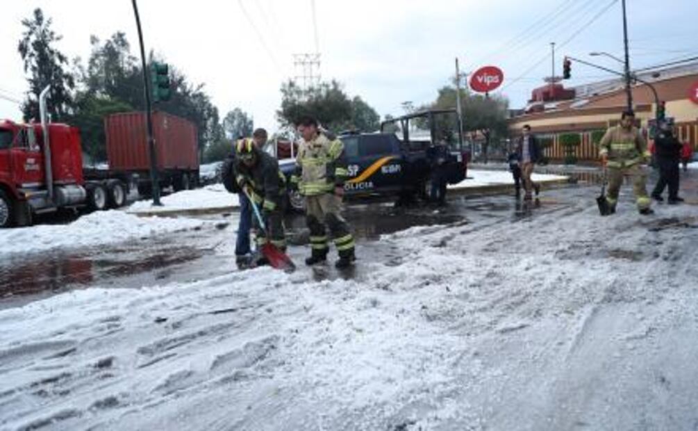 Sufre el Valle de México por lluvias y granizo
