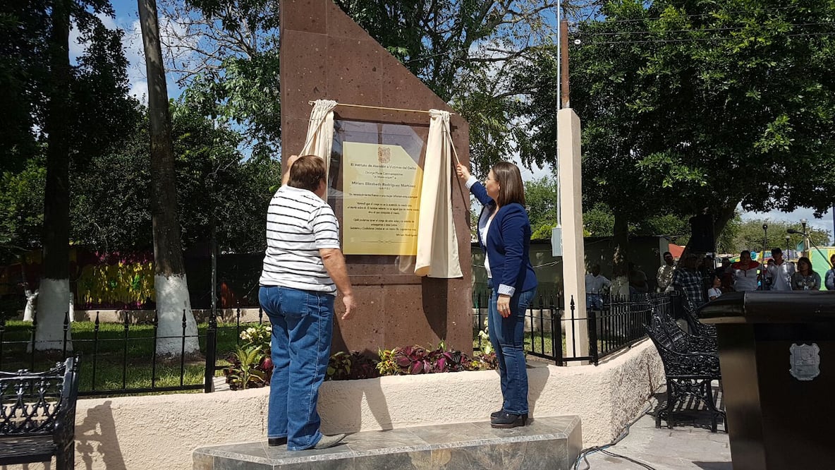 Fue develada una placa conmemorativa en la plaza principal del municipio de San Fernando (Foto: cortesía Encuesta)