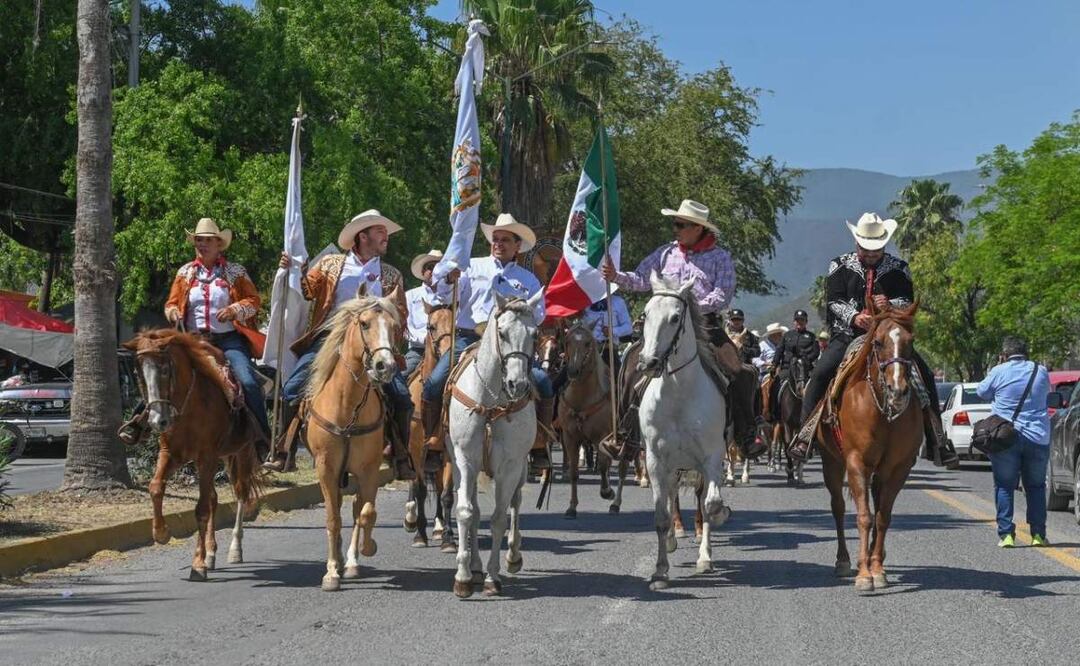 Contingente de más de 250 cabalgantes, encabezado el edil Eduardo Gattás Báez (centro), celebran los 200 años de la capital de Tamaulipas (12/04/2025). Foto: Especial