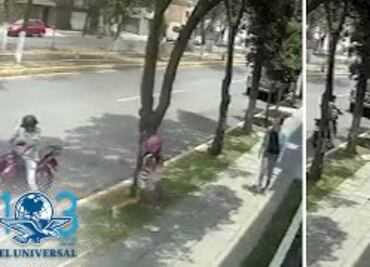 Momento en que motociclistas intentan asaltar a una joven en Edomex