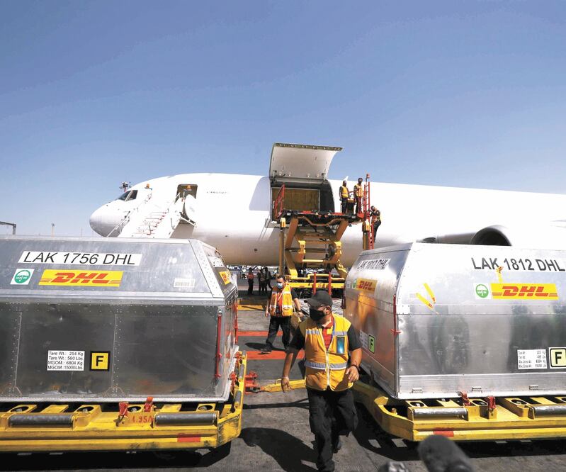 Casi medio millón de biológicos llegaron ayer a los aeropuertos internacionales de la Ciudad de México (AICM) y de Monterrey General Mariano Escobedo. Foto: DIEGO SIMÓN. EL UNIVERSAL