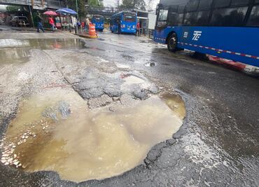 Baches afectan paso vehicular y peatonal en paradero de Taxqueña; vecinos exigen sean reparados
