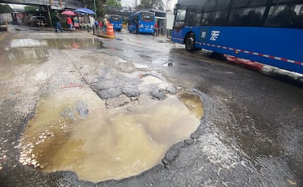 Baches afectan paso vehicular y peatonal en paradero de Taxqueña; vecinos exigen sean reparados