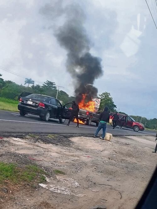 La violencia en las carreteras dejó 14 vehículos incendiados y la suspensión de clases en varias escuelas. Foto: Especial