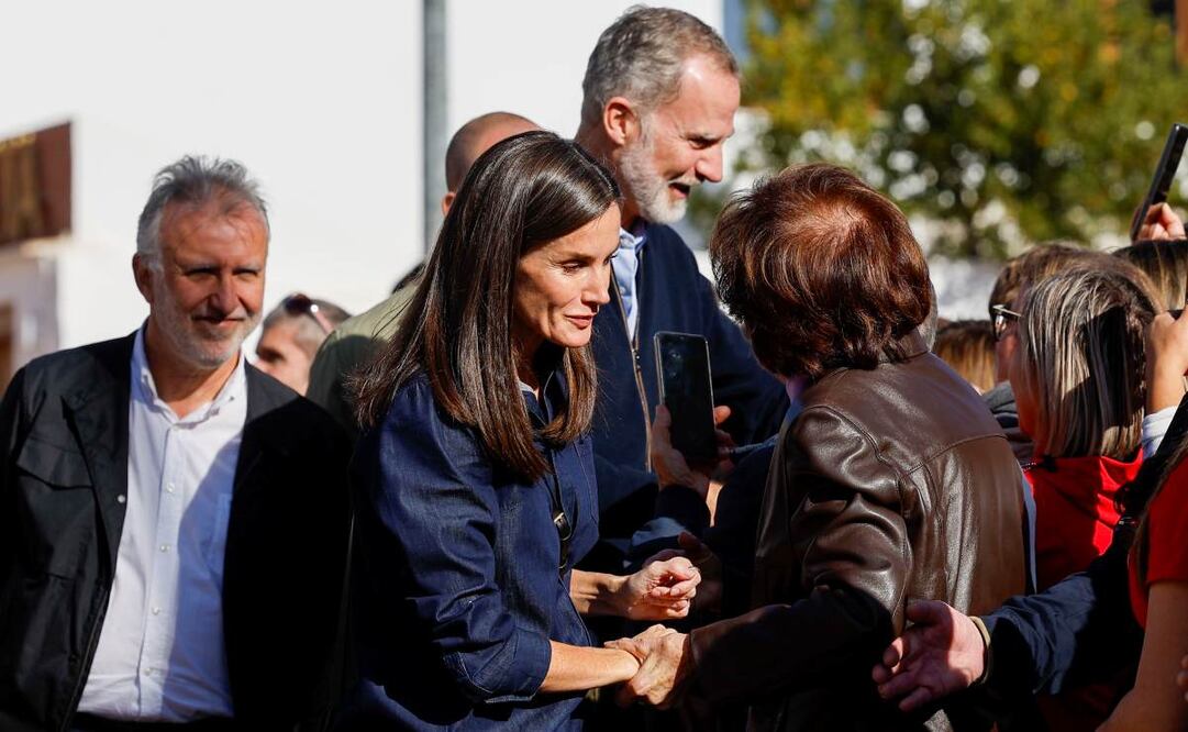 Los reyes, Felipe y Letizia, acompañados del ministro de Política Territorial y Memoria Democrática, Ángel Víctor Torres, saludan a varias personas congregadas durante su visita a la localidad valenciana de Utiel este martes. Foto: EFE