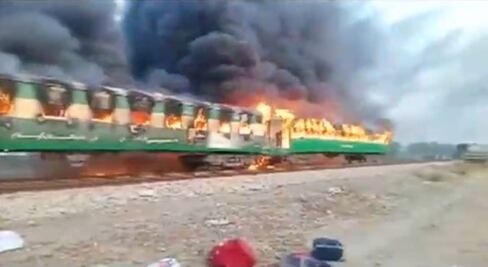 Deja al menos 71 muertos incendio de tren en Pakistán