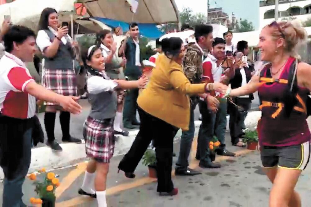 En su llegada a Reynosa, Tamaulipas, alumnos de primaria y secundaria recibieron a Carlota James, quien desde Canadá y junto a otros tres corredores, sigue el viaje de la mariposa monarca hasta su arribo a Michoacán. Foto: ESPECIAL