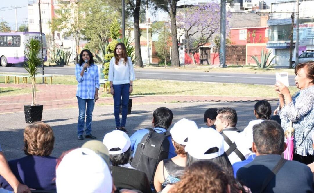 La candidata de la coalición Por la CDMX al Frente, Alejandra Barrales, estuvo acompañada por la ex subsecretaria de Movilidad, Laura Ballesteros(Foto: Especial)