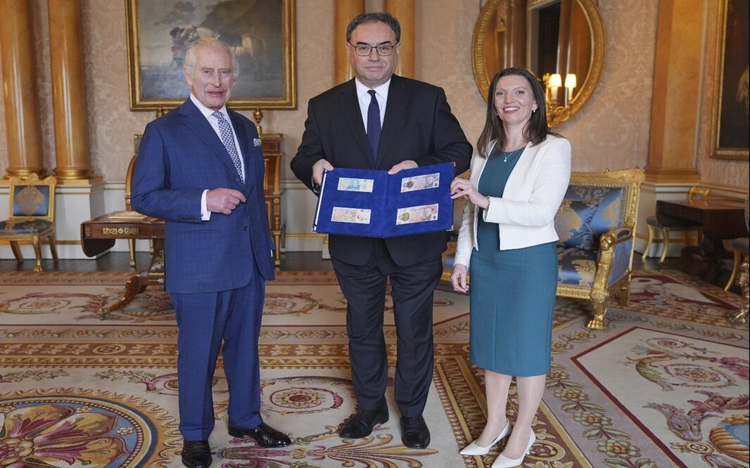 Es la primera vez que el Banco inglés cambia la imagen de un soberano en un billete. La fallecida Isabel II fue la primera monarca de este país que apareció en un billete. Foto: AP