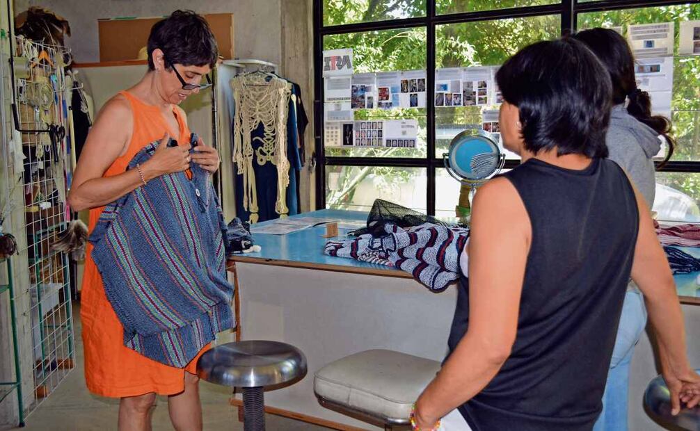Largos rollos de tela de jerga de diferentes colores se extienden sobre una mesa en el taller de la artista plástica Lorena Herrera. Foto: Isela Hinojoza / EL UNIVERSAL